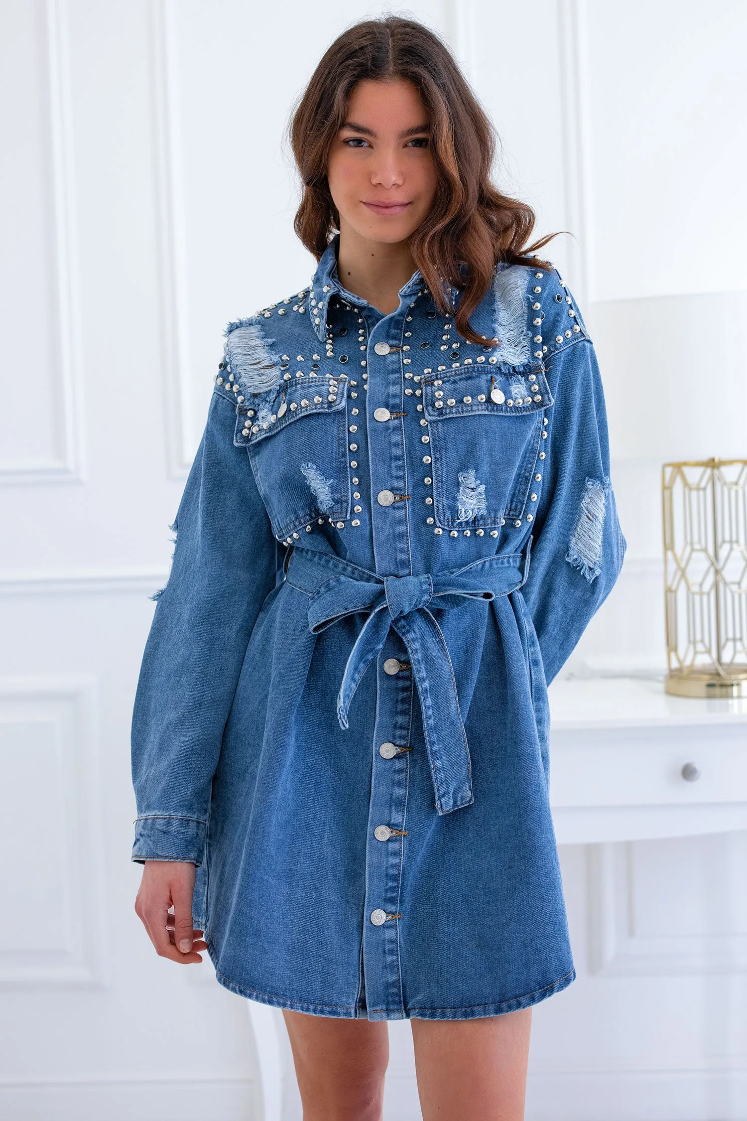 Abito blu in jeans con borchie e laccio in vita