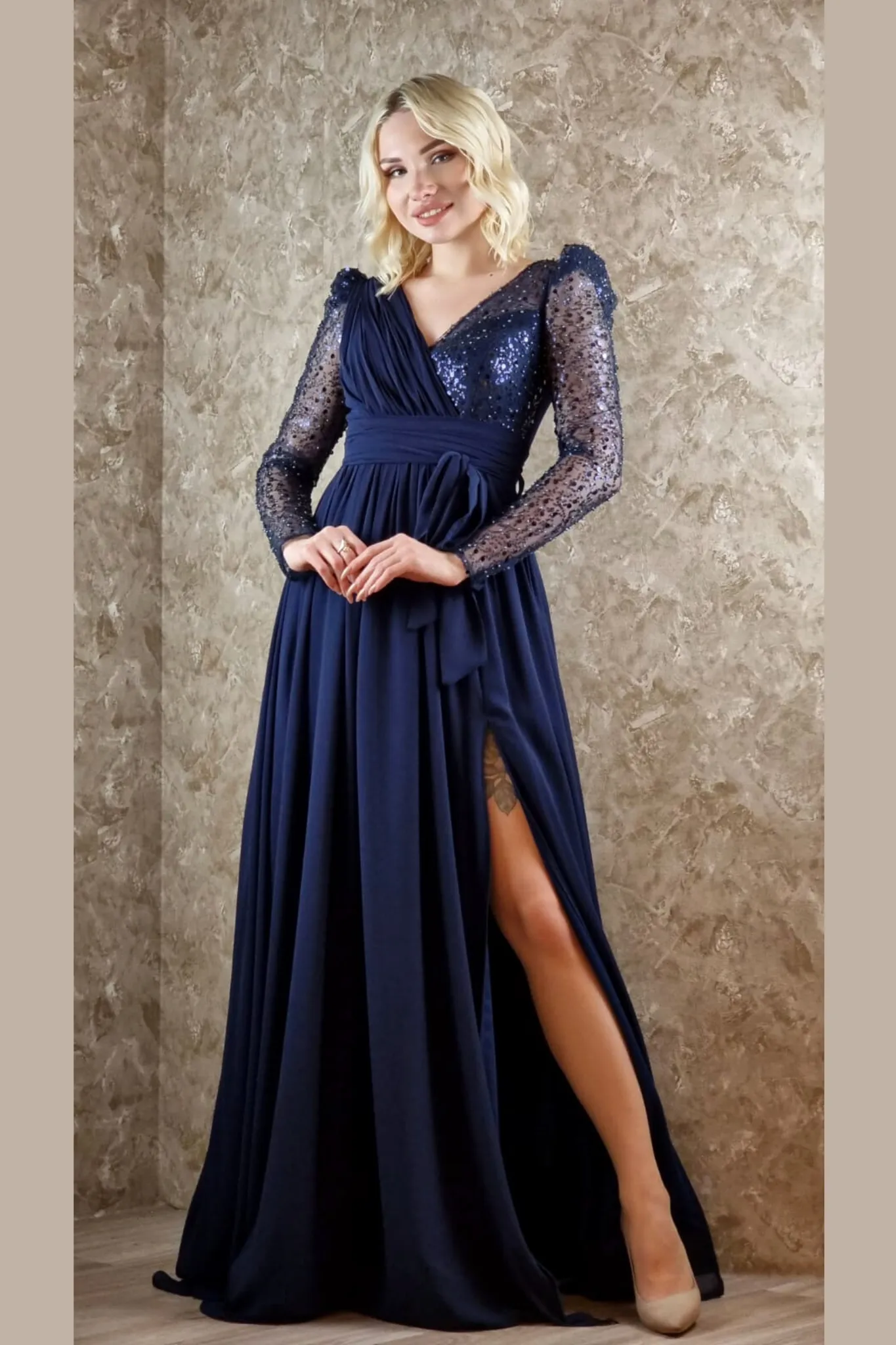 Abito lungo svasato blu notte a maniche lunghe in tulle con perline e paillettes