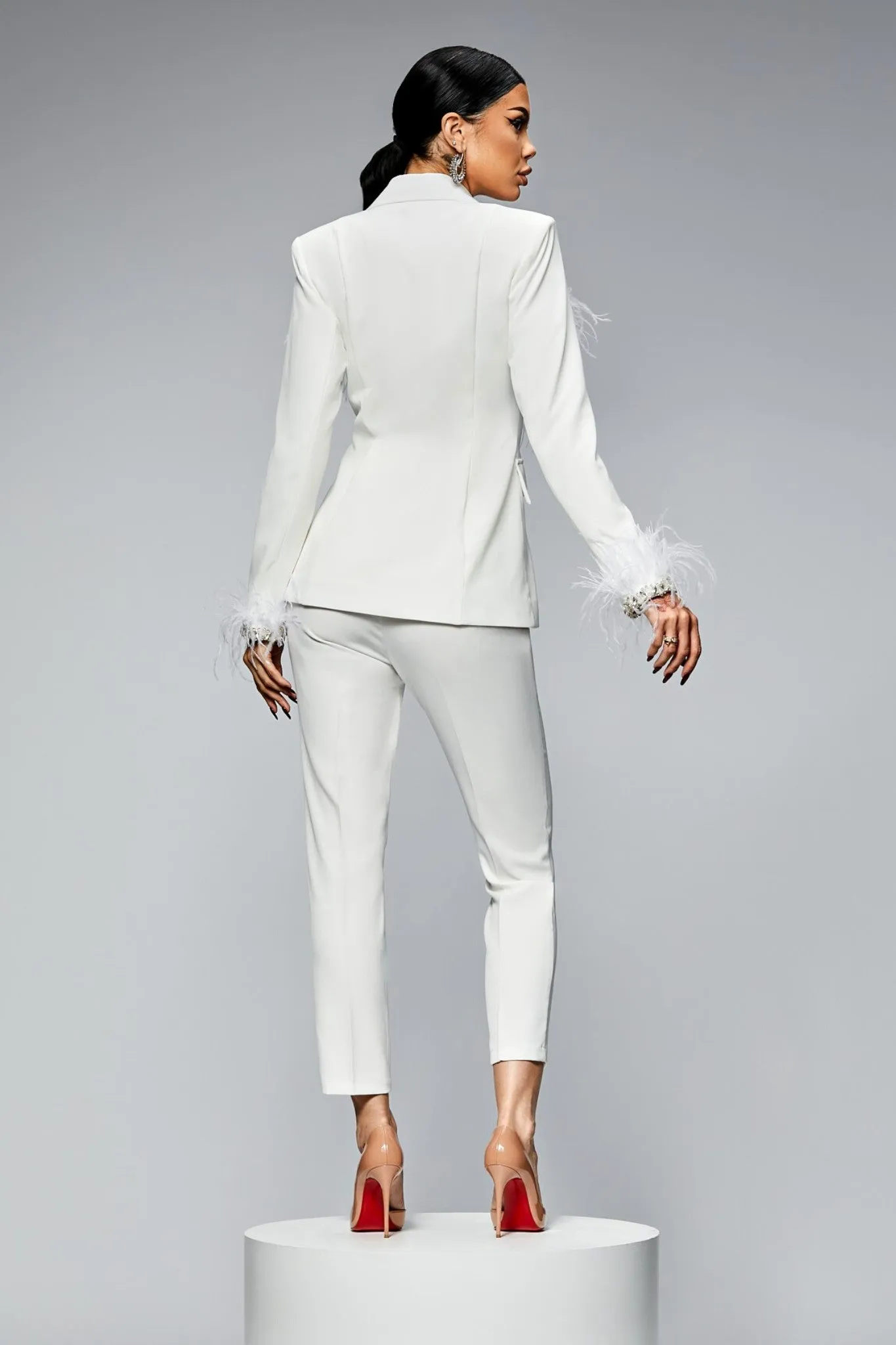 Completo tailleur bianco Bby giacca doppiopetto accessoriata con piume strass e pantaloni a sigaretta