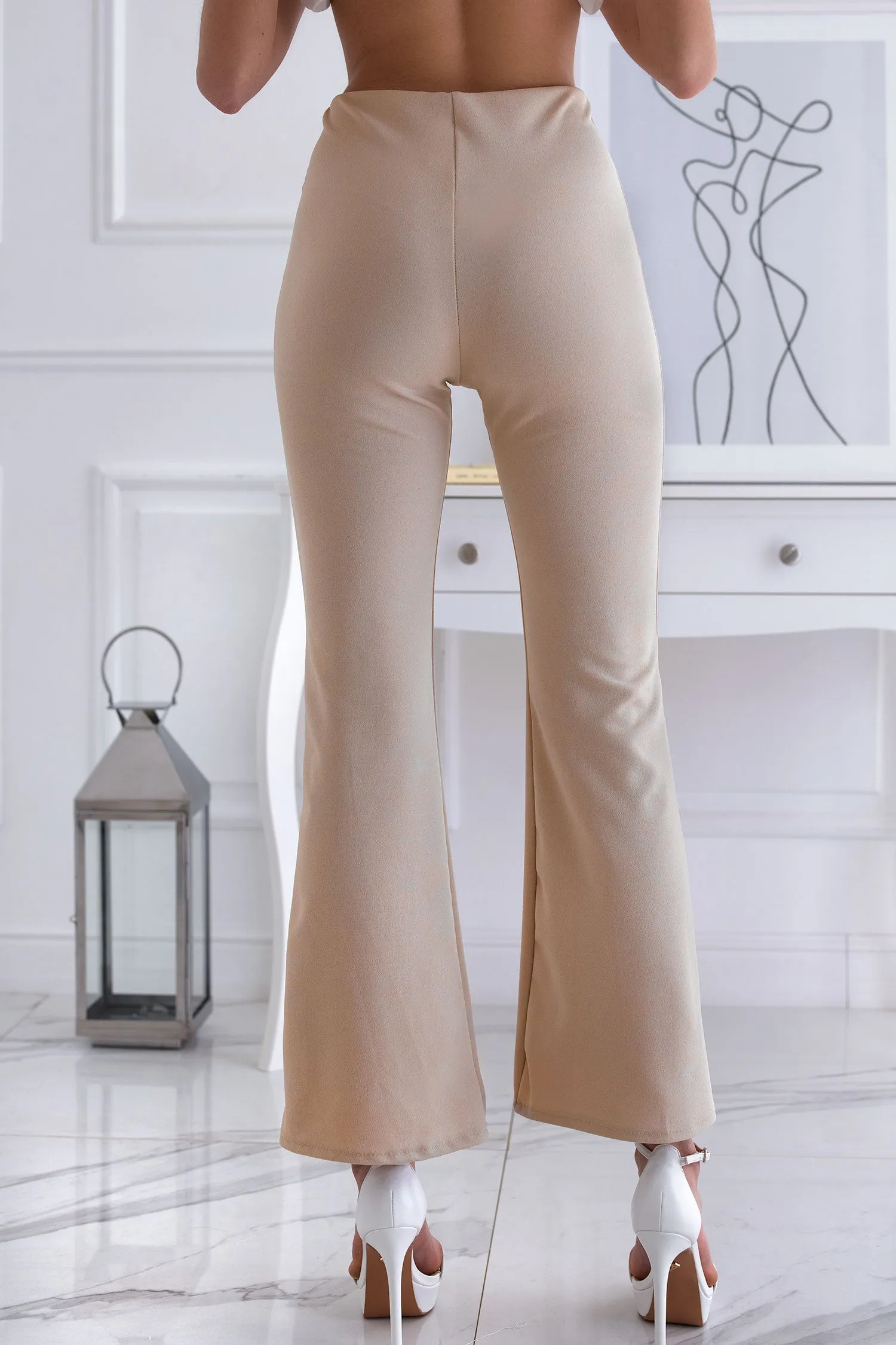 Pantalone beige a zampa con spacco frontale