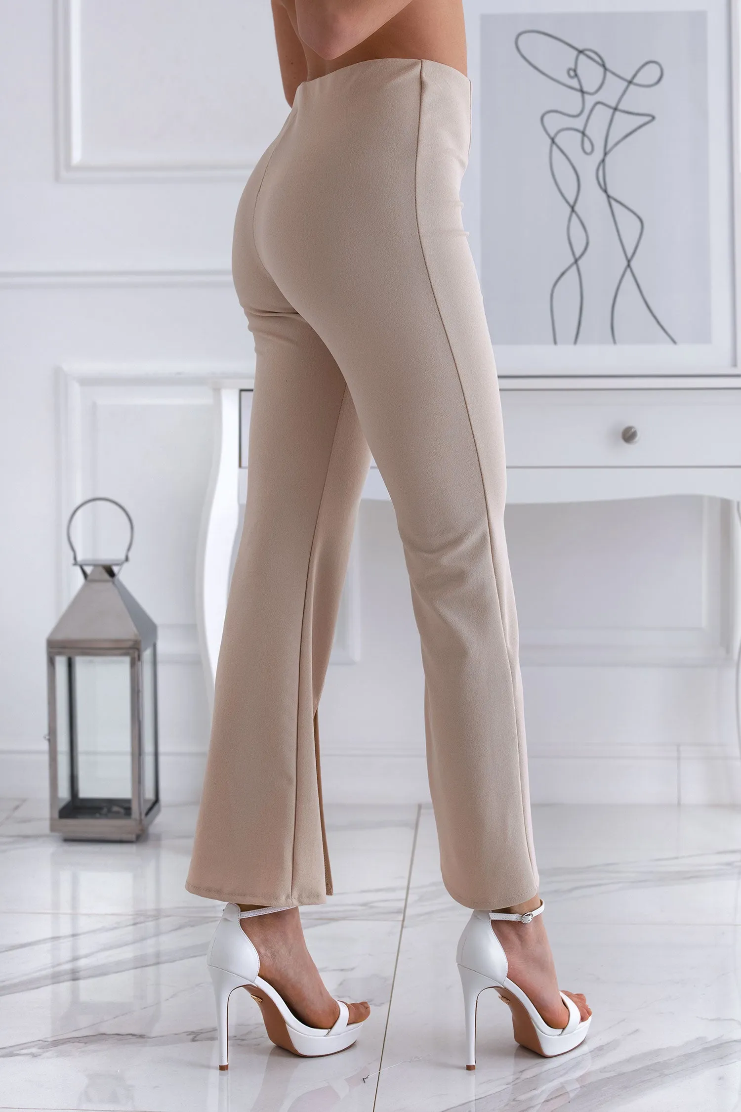 Pantalone beige a zampa con spacco frontale